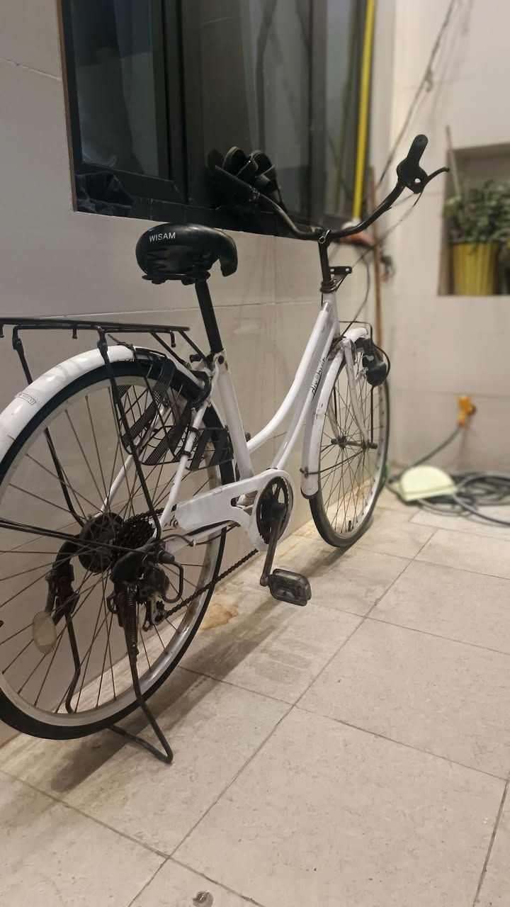 سلام عليكم شباب بايسكل بناتي كير وحساس كامل مكمل اخو الجديد
موديل :ثنين وعشرين 
كير مالته 6نمر 
بايسكل خير من الله 
مكان بغداد بياع  📍
لتواصل :***********     (سعره 100 وبي مجال )
