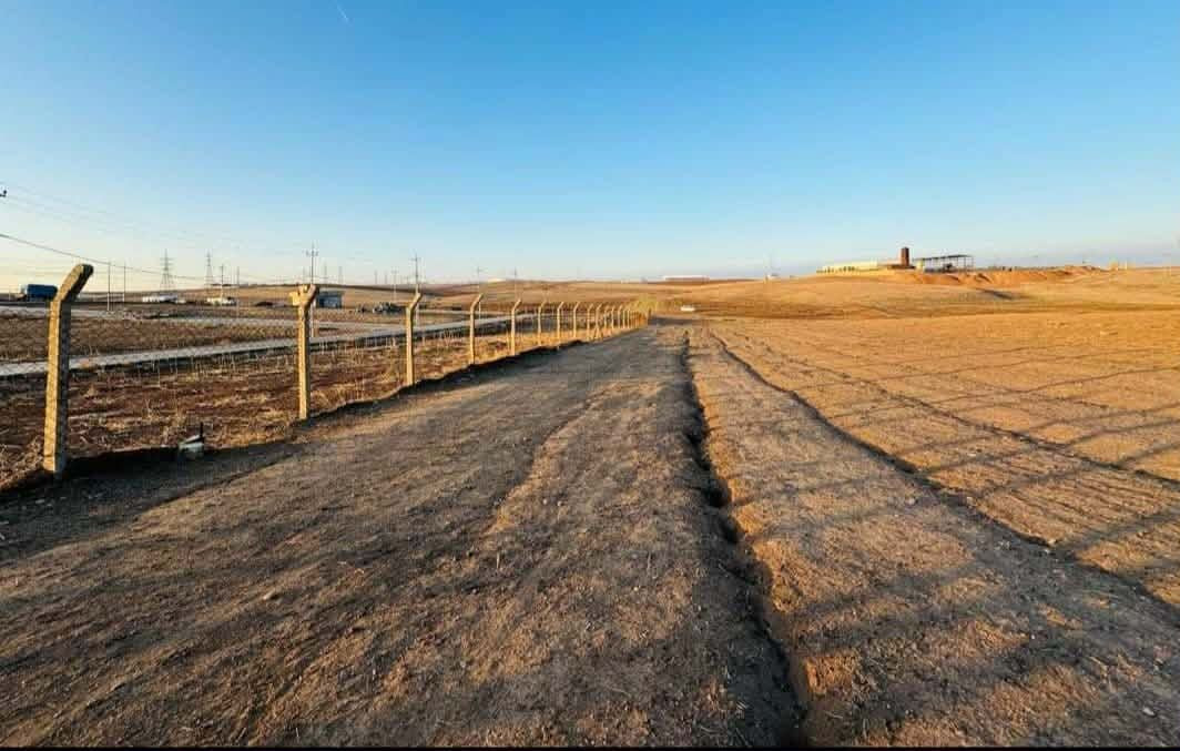 ارض للبيع في حي القوسيات 

خلف كليه علوم الحياة خلف محطّة العوف. 

المساحه.    250.   م

سند زراعي نموذج 25حق التصرف سند ابيض 

خدمات ماء كهرباء التبليط 200متر عن شارع ادهوك الرئيسي

اتجاه شروق تام.  

شارع.   10.   م

سعر المتر.   70. بي مجال قليل

الاستفسار بل الارقام 

***********
***********

ملاسق
