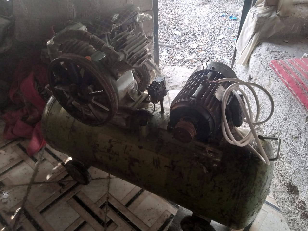 سلام وعليكم كبريسر هواء للبيع تريفز اربع خطوط ماطور 5حصان انقص قياش صونده مكانه بصرة سعره 450الف***********
