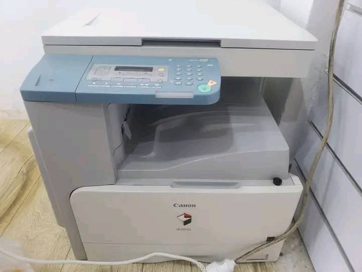 طابعة كانون iR 2016 هي طابعة متعددة الوظائف تدعم الطباعة والنسخ والمسح الضوئي بالأبيض والأسود، وتتميز بسرعة نسخ تصل إلى 16 صفحة في الدقيقة، ودقة طباعة تصل إلى 1200 نقطة في البوصة، وسرعة مسح ضوئي تصل إلى 1200 × 1200 نقطة في البوصة. هذه الطابعة تدعم مقاسات ورق حتى A3، وتتطلب طاقة بجهد 220-240 فولت، مع سعة درج أساسي 250 ورقة. 
مواصفات الطابعة
الوظائف الأساسية: طباعة، نسخ، مسح ضوئي.
سرعة النسخ والطباعة: 16 صفحة في الدقيقة (باللون الأبيض والأسود).
الدقة:
الطباعة: تصل إلى 1200 × 1200 نقطة في البوصة.
المسح الضوئي: تصل إلى 1200 × 1200 نقطة في البوصة.
الأحجام المدعومة: الحد الأقصى للطباعة هو A3 (297 × 420 ملم).
التقريب (التكبير والتصغير): من 50% إلى 200%.
سعة الورق: درج واحد بسعة 250 ورقة.
مصدر الطاقة: 220-240 فولت.
اللون: أبيض وأسود
السعر هديه 900 الف فقط
للتواصل واتساب 0120837213


**إذا كنت صاحب هذا الإعلان وتريد حذفه لأي سبب، رجاءا أرسل رسالة إلى الدعم الفني**