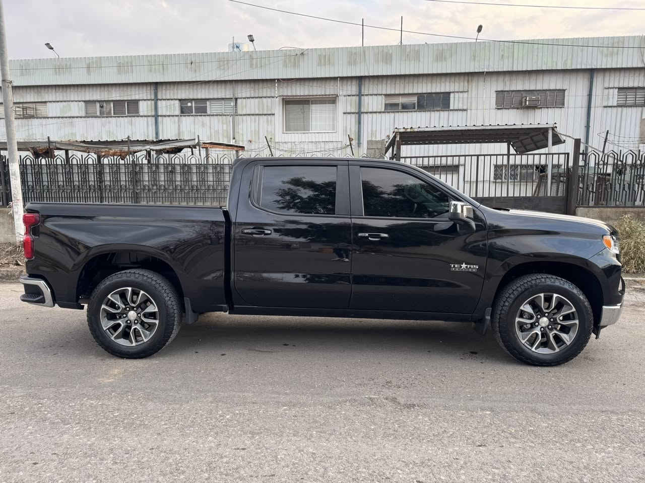 Chevrolet silvrado 2023 z71
شوفرليت سلفرادو مواصفات lt z71 Texas education 
ضرر : قطعه واحد
محرك 8 سلندر 5.3
ماشيه 30 الف مايل
شاحن لاسلكي
ابل كاربلي
دبل اكسل 4*4
شاشه كبيره
اربع كاميرات 360
دبل اكزوز
باب خلفي كهربائي
تشغيل عن بعد
رادار امامي  خلفي
حساس دعاميه
نقطه عمياء بالمرايه
كشن واستيرن هيتر
بعد بيه هوايه مواصفات
رقم كاتي تترقم شمالي
بيها قطعه واحد صبغ بدون دواخل ايرباك استيرن سستم واباقي بدون شخط بدون تعديل
مكان سياره اربيل 
***********واتساب
سعر 368$

