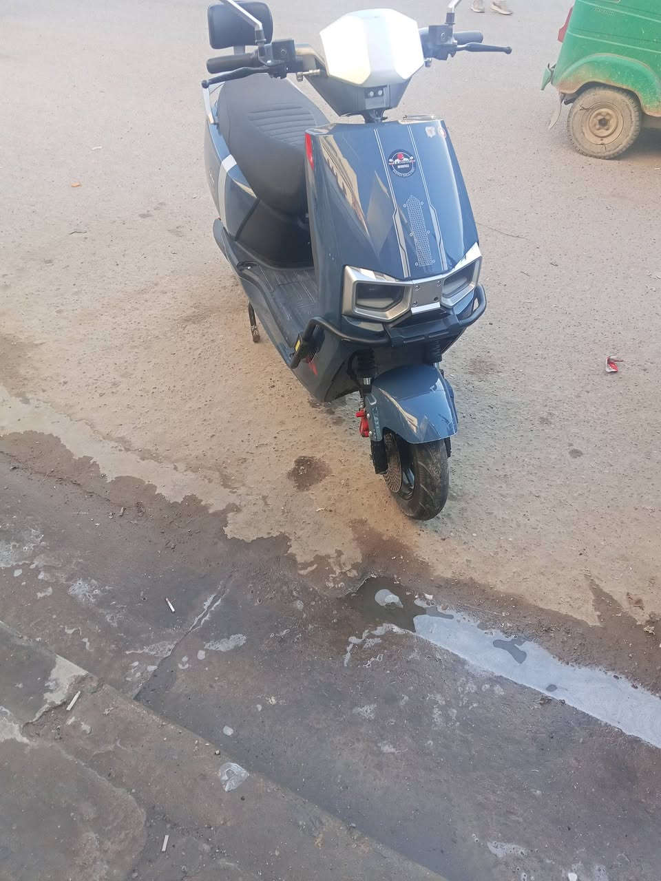 سلام عليكم دراجه شحن 6 بطاريات سرعه 80 دراجه جديده بلوتوث بريكات اي بي اس امامي خلفي جوزه اطفاء *********** قيم وخذ مال محتاج
