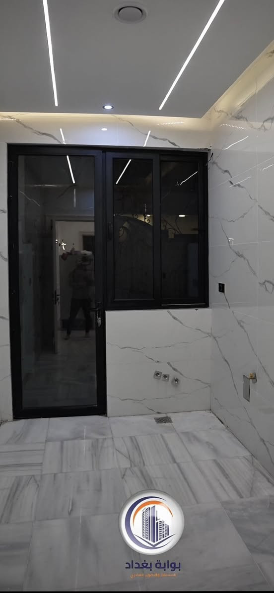 السلام عليكم دار لبيع  زراعي سند 25 ملك شخصي 
العنوان الدوره المهديه الرابعه مجاور جسر صدام 

خدمات المنطقه  كهرباء مجاري وتبليط ورصيف عرض الشارع 10 متر  

الدار. 100 م الواجه 6.25 والنزال 16 
يتكون من 4 غرف نوم 

مواصفات الدار 
1 رفت ارتفاع 50 س
2 ارتفاع الطابق الارضي 3.50 س
3ارتفاع الطابق الثاني 2.20س
4 جدران المطبخ والحمامات الواح هندي120*60
5 ارضيه الطابق الأرضي مرمر تركي درجه آولى قياس 60*60 كمال باش
6 الطابق الثاني بورسلين سعودي 
7 الدرج مرمر 
8 محجر الدرج جام مسكرت 10 م
9 الابواب ملكي درجه أولى 
10 الشبابيك الامنيوم درجه أولى 
11 تاسيسات الصحيات  مصري درجه أولى 
12 تاسيسات الكهرباء سعودي 
13 سقف الطابق الأرضي جبس بورد كامل 
14 التأسيسات كله ضمان 25 سنه 
15 الجدران سحبات ملكي 
16 نزالات سبالت دفن 
17 الواجه ملكي أقواس 

علمآ سعر الأرض 110 مليون 
والمنطقه بطابع سكني اكثر من 90 ‎%‎ 

الاستفسار اكثر الاتصال على الرقم 
***********
