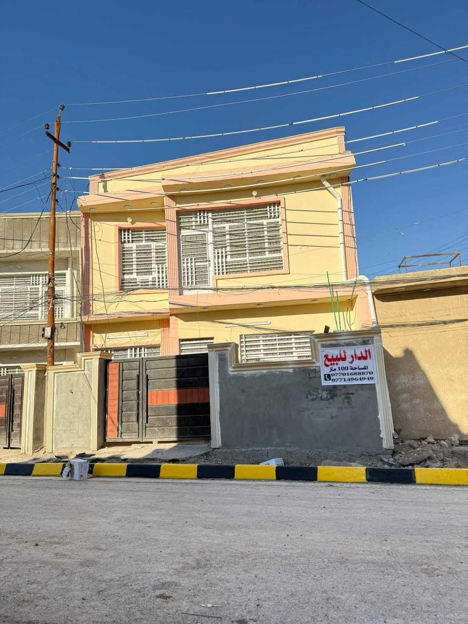 بيت لبيع طابقين جاهز من كلشي بعد محد كاعد بي طابق الول غرفه وستقابل ومطبخ وحمام  ومنور وطابق ثاني غرفتين ومطبخ وحمام وفوك بيتونه المساحه 100 م بغداد الزعفرانيه نهايت شارع شيخ مناف بل امانه منطقه كامله خدمات *********** السعر 115 وبي مجال طابو زراعي سند ٢٥ حق التصرف
