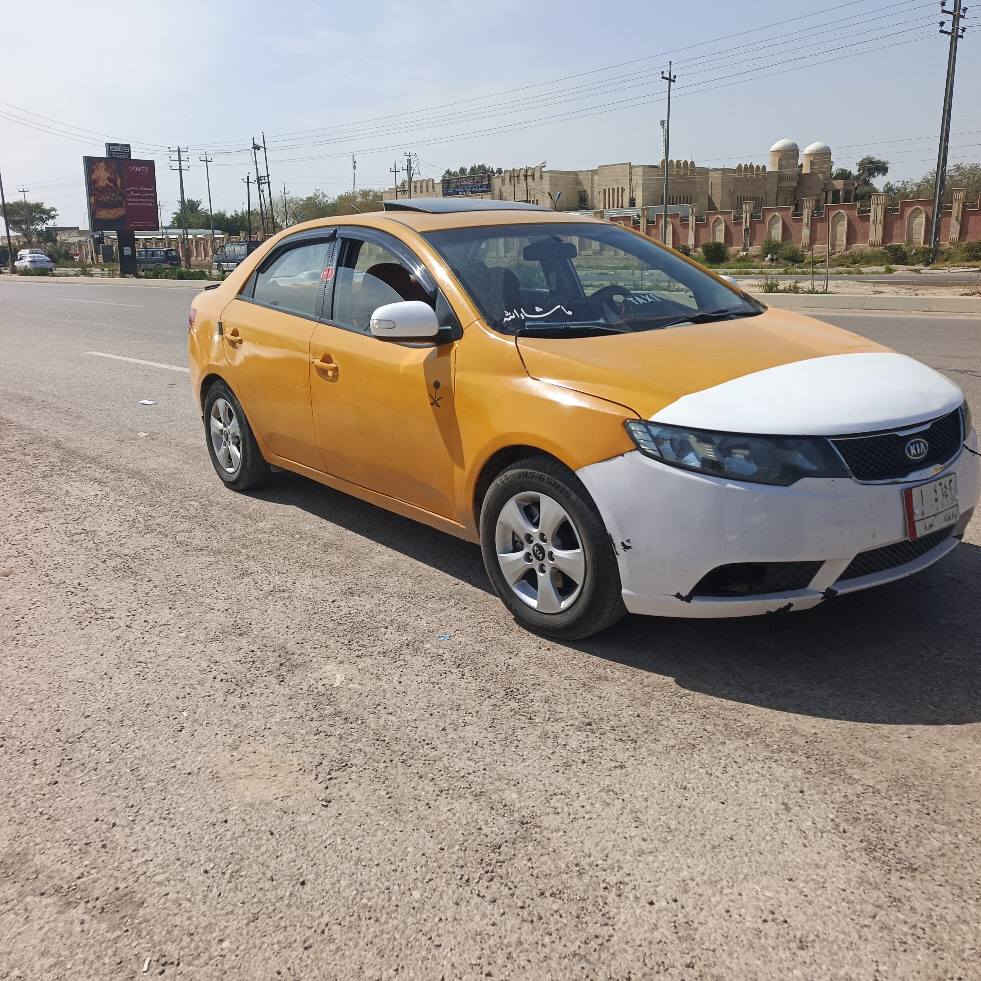 فورتي موديل ١٠ كير عادي 
مكينه ٢٠٠٠ جديده كير جديد 
صدر امامي وخلفي جديد 
كهربائيات كلها شغاله 
تبريد نقص غاز 
عليها غرامه وهئية ٥٠٠ الف نازل من سعرها 
رقم كركوك تحويل وكاله سنويه نافذه 
ضربتها جاملغ وبنيد جهة السايق 
السعر المطلوب ٦٨ وبيها مجال 
ترهم مراوس بصفره
مكان السياره ديالئ الخالص 
***********
*********** بغداد, العراق
