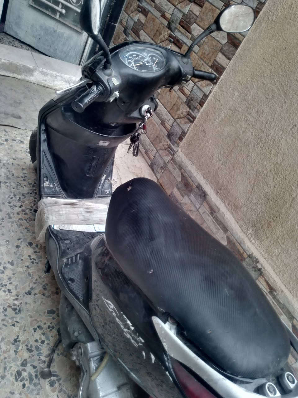 دراجه بريز للبيع كابريتر دراجه خير من الله كفاله نضيفه بيهة شوي نقوصات
مكينه نضيفه ناعمه 
كفرات بلاديه غراضها بلادية حلوة 
يرادلهة تنضيف كابريتر وحوض مال بانزين لان يتوسخ من بانزين الشارع وفلتر شوته 
اوراقها نكره وحده بس خربطه بالمعدل بسبب الذكرتهن 
سعر 500 ومجالها حك الجيه مكان البلديات 
مكلف بالنشر تواصلو على هذا الرقم 
***********
واتساب فقط
