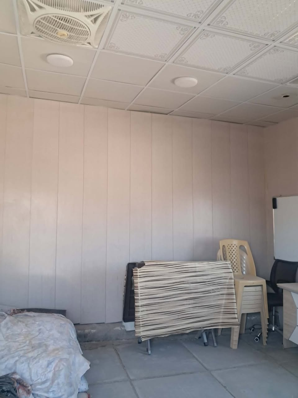 سلام عليكم
المساحه 4×4 
مغلف من الداخل
شباك 2
سقف ثانوي مع مروحات


**إذا كنت صاحب هذا الإعلان وتريد حذفه لأي سبب، رجاءا أرسل رسالة إلى الدعم الفني**