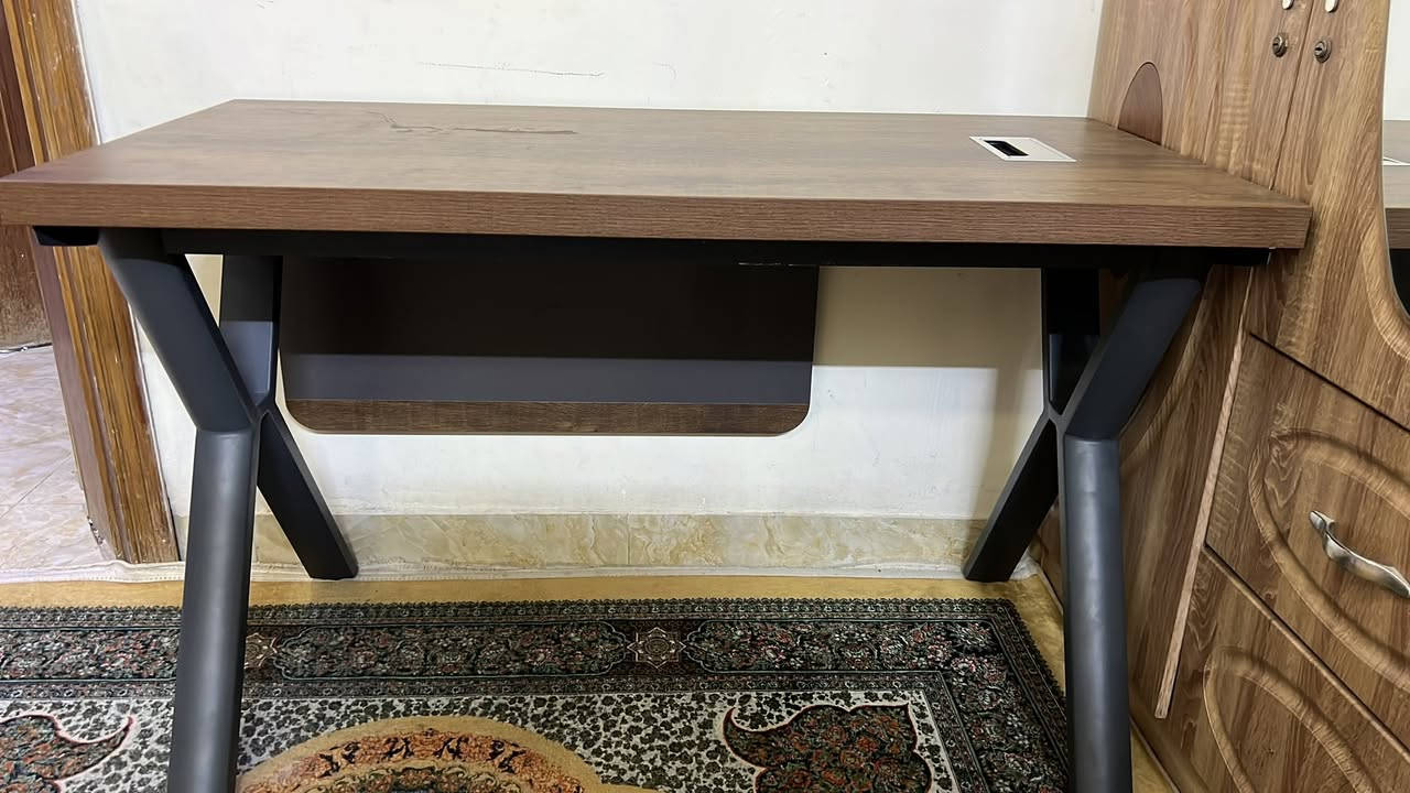 ميز دراسي البيع سعر 75 رقم الهاتف ***********
