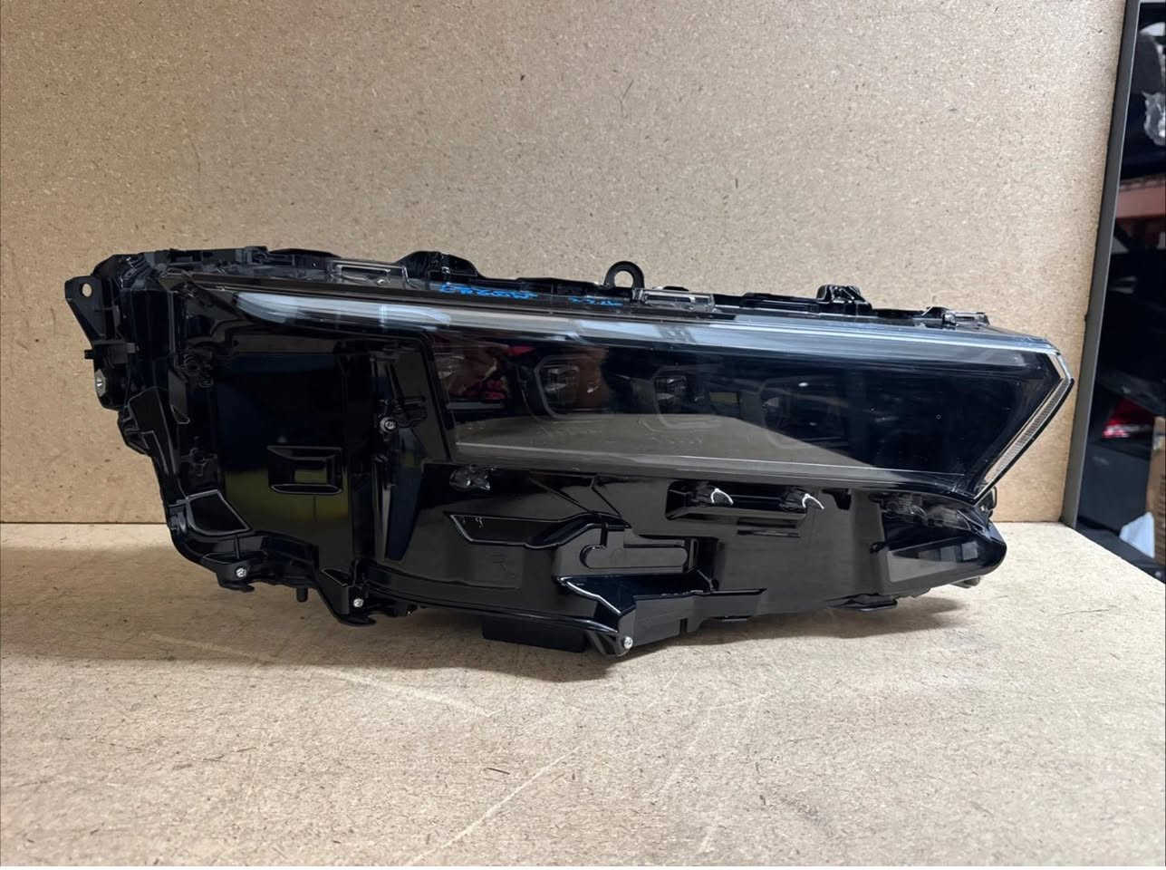 السلام عليكم لايت كراون 4 عدسات مال وارد امريكي تفصيخ اصلي صفحة الأيمن لايت نظيف كلش بدون كسور بدون تصليح نظافة 100/100 المكان بغداد الاتصال ***********
