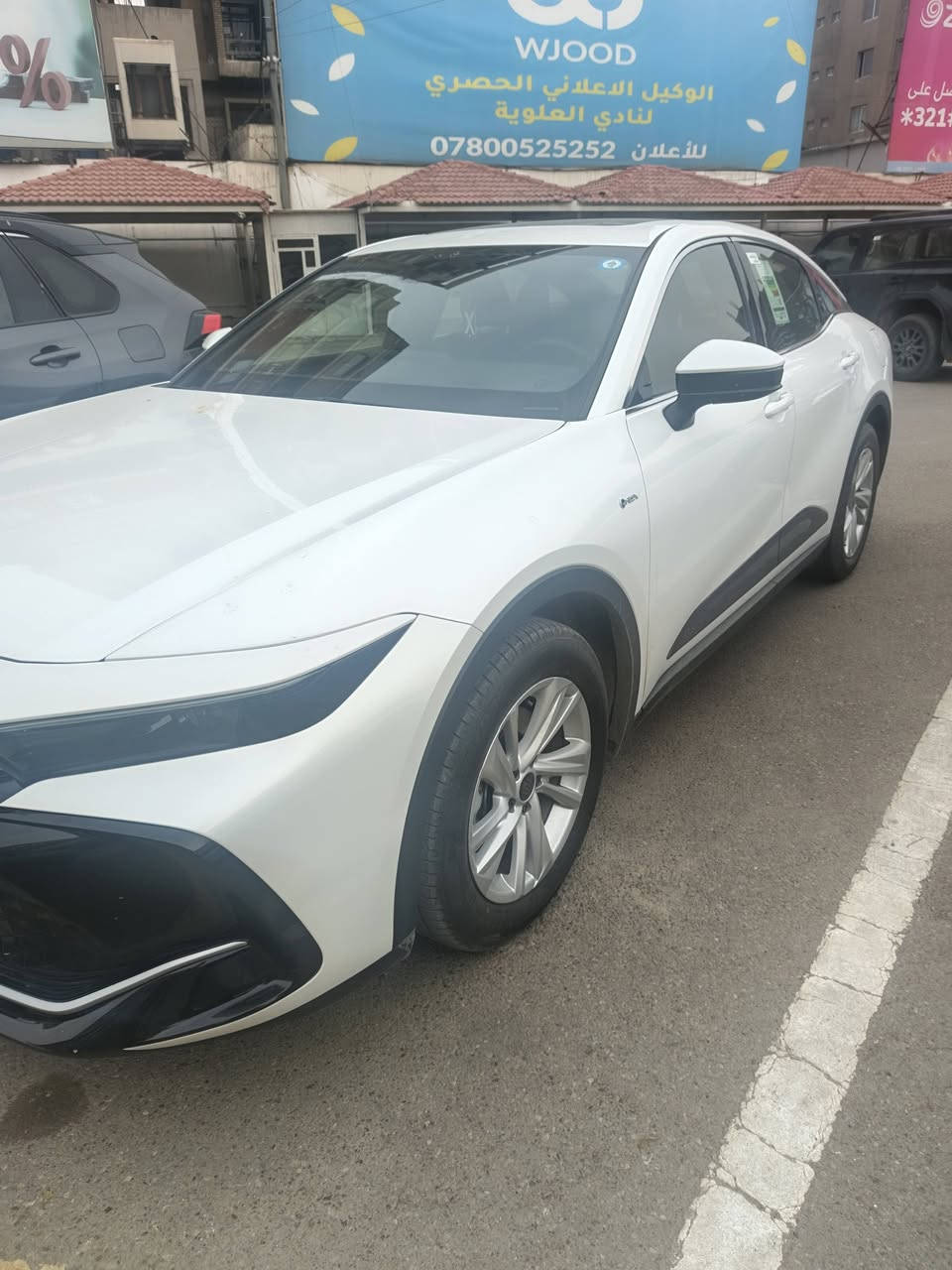 السلام عليكم
عندي كراون, 2024 ماشيه 6,000 وكالة عبد اللطيف جميل 
بعدها زيرو بحالة الشركه هايبرد + بانزين 

سلايد
حساسات أمامية + خلفيه
كشنات كهرباء
تدفئة وتبريد بالكشن
رادار أمامي
تحديد مسار
تزقف ذاتي
كار بلي
مري شفط
لايت زينون 
بصمه 4 بوب
نظام ترحيب

باقي المواصفات معروفه مال كراون السعر 34,000 للاتصال *********** هشام
