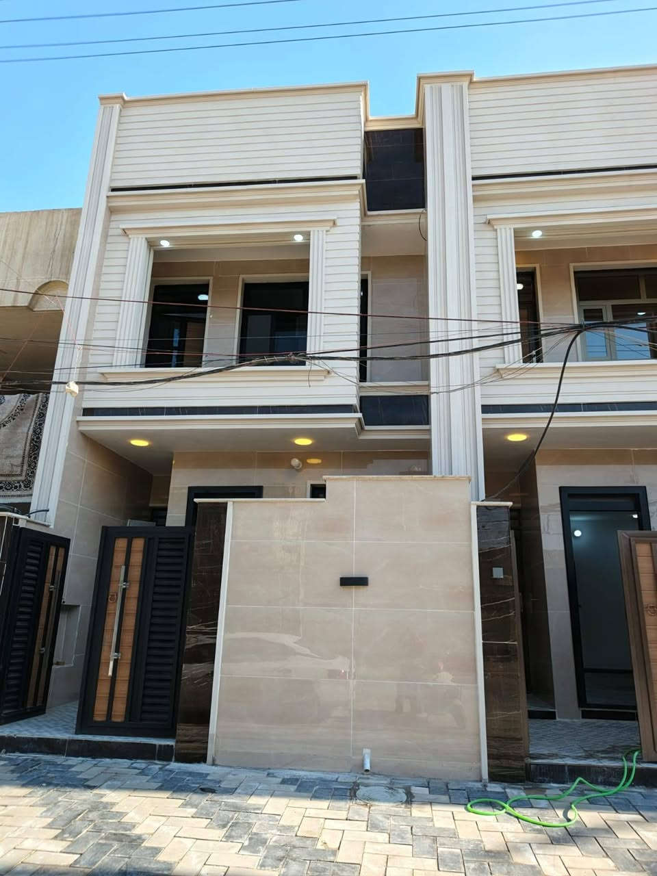 للبيع مشتملات حديثه تسليم مفتاح مساحة ١٠٠م الشعب عدن خلف جامع الجهاد بيه ٣نوم واستقبال وهول وخدمات طابقين مدخلين وكراج عل شارع عريض طابو صرف واجهه ٥في ٢٠ السعر ٢٨٠ مليون للاستفسار ***********
