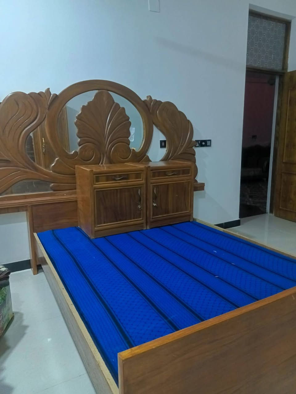 سلام عليكم اخوان بوفيه تزكام اصليه 3 امتار سعرها 250 وبيها مجال للشراي وجربايه تزكام بيها نقص مرايه صغيره بس سعرها 125 وبيها مجال العنوان كوت الكوت الجديده  ***********
