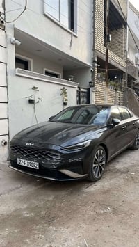 K8 موديل 2023 محرك بانزين 3.5...فول مواصفات لون نفطي داخل بيجي ...سيار...