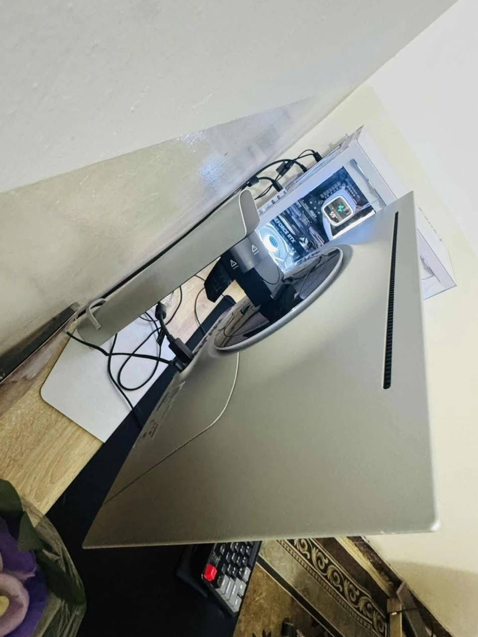 🚀 وحش الألعاب والمونتاج للبيع (High-End Setup)
الحالة: شبه جديدة (استخدام 20 يوم فقط)
النظافة: 100% مع كامل الكراتين والوصلات الأصلية.
النظام: Windows 11 Pro أصلي مفعل.
🖥️ المواصفات التقنية (PC Specs):
المعالج: Intel Core i7-14700KF
اللوحة الأم: MSI Z790-S WiFi
كرت الشاشة: GALAX RTX 5070 Ti EX Gamer (16GB)
الرام: 32GB TeamGroup Delta RGB (6000MHz CL30)
التخزين: 2TB Lexar NVMe SSD Gen 3
التبريد: DeepCool LS720 Digital White (مبرد مائي)
الباور: Segotep GN850 850W Gold
الكيس: Xigmatek Alphaard White (تصميم عصري)
الحماية: UPS Rock 1KV Online (لحماية الجهاز من انقطاع التيار)
📺 الشاشة (الأداء الأقصى):
Samsung Odyssey OLED G6
القياس: 27 إنش / دقة 2K.
التردد: 360Hz مع استجابة فائقة 0.03ms.
التقنيات: OLED Glare Free / Quantum Dot / HDR 10+.
المميزات: تصميم معدني، حماية العين، FreeSync Premium Pro.
🖱️ الملحقات (Peripherals):
ماوس Logitech G502 Hero الشهير.
كيبورد GX-500 Gaming.
سماعة HyperX Cloud 3 (Open Box).
كيبل نت 25 متر (Cat 6) + كيبل HDMI أصلي.
💰 السعر وتفاصيل التواصل:
السعر المطلوب: 3200$ دولار 
مدة الاستخدام: 20 يوم فقط (الجهاز بوضع الشركة).
التوصيل: متوفر لجميع محافظات العراق 🚚.
📞 للحجز أو الاستفسار: #***********
أو راسلنا مباشرة عبر الخاص.
