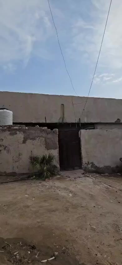 سلام عليكم دار للبيع 100 مربع10×10 يحتوي عله غرفتين وستقبال وصاله +مطبخ +صحيات +طارمه. كربلاء حي الهادي ***********الستفسار انتصال عل رقم سعر 42معه المجال البصيط
