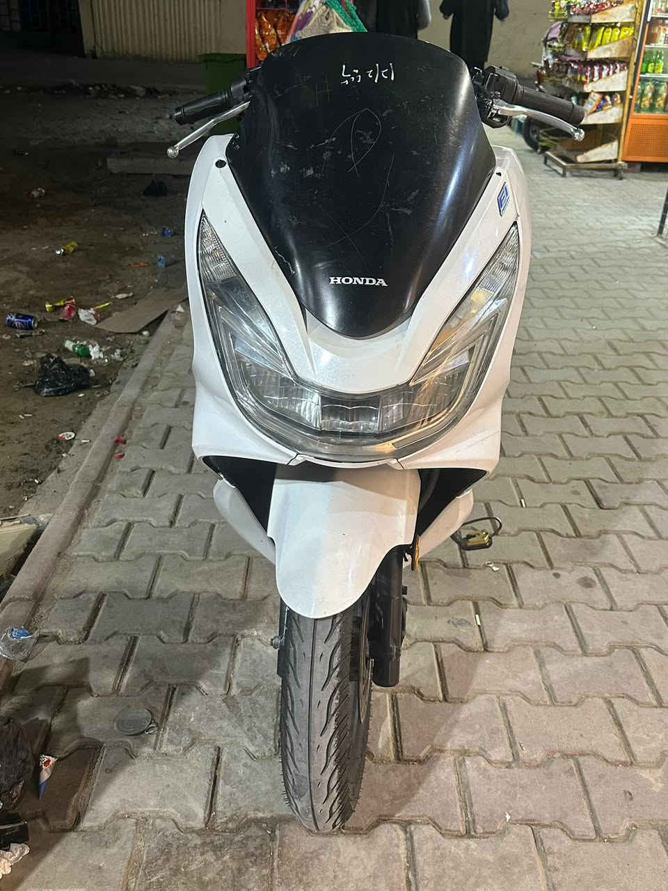السلام عليكم pcx جيل ثاني كوري دارجه خير من الله 
بيها ملاحضات بسيطه مكينه مكفوله 
10 أوراق وبيها مجال بسيط
بغداد طالبيه 
***********
