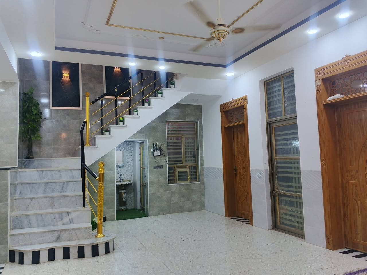 دار 200 متر للبيع حي النداء شارع المجمعات شارع 60 مال جامع الاحسان منطقة 51 السعر 150 وبيه مجال للتفاصيل اكثر ***********
