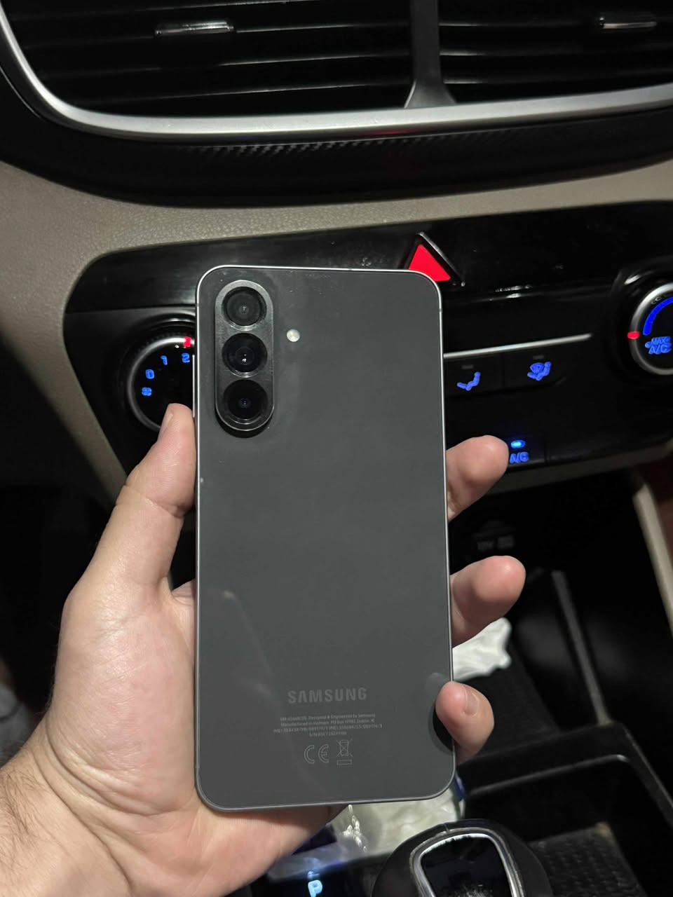 السلام عليكم
A56 للبيع
بي ضرر بسيييط بالفريم
سعر 350 
التواصل خاص
او عالرقم
***********
