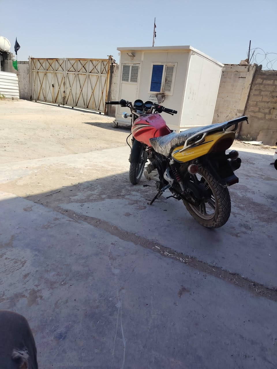 السلام عليكم دراجه جني البيع دراجه شغاله بيهه دخانه خفيفه الاستفسار لاتصال ***********السعر 250وبيه مجال  مكاني بغداد جسر ديالى الجديد الكرغوليه
