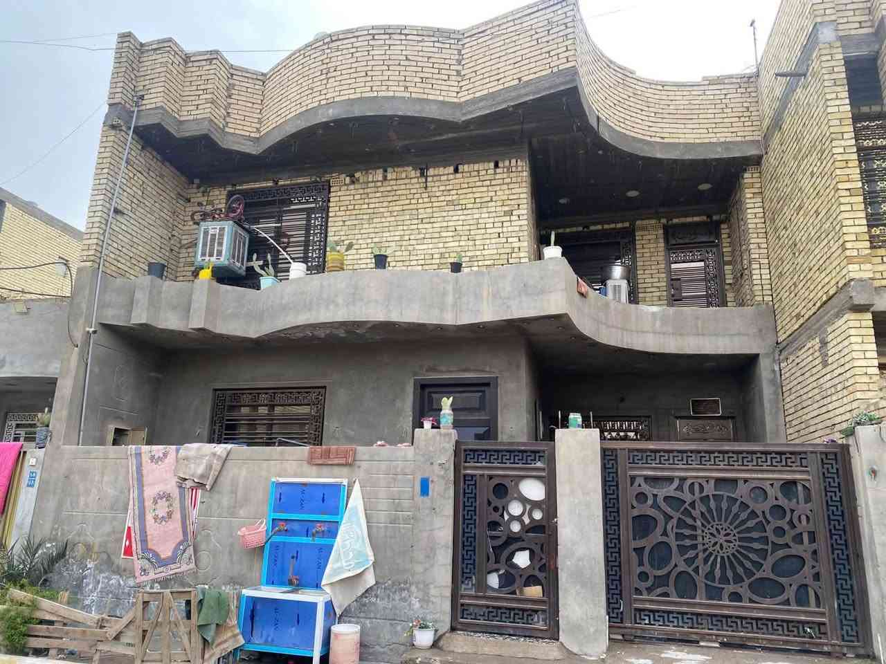 السلام عليكم بيت مساحه 180 للبيع طابقين  كامل مكمل  المكان سكينه شارع المكاتب اول فرع من شارع الروضه اليقين ***********
