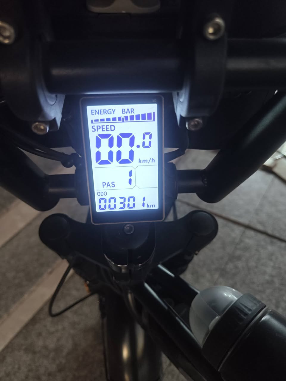 السلام عليكم
🚲 دراجة شحن كهربائية Eeeza R1ZCC
⚡ المحرك:
750 واط (قوة كهربائية)
عدد السرع
5 سرع 
🚀 السرعة القصوى:
تصل إلى 50 كم/ساعة (حسب الوزن )
🔋 البطارية:
ليثيوم 48 فولت – سعة 12 أمبير
✔ قابلة للإزالة للشحن
🛣️ المدى:
تقريباً 60 كم لكل شحنة كاملة
🛞 الإطارات:
عريضة (Fat Tires) مقاس 20 × 4.0 إنش
✔ ثبات قوي على الطرق الترابية والمبللة والممهدة
المسافه المقطوعة :301k
موقع الدراجة بغداد 
للإستفسار يرجى الاتصال على الرقم
هــ +964 ***********
