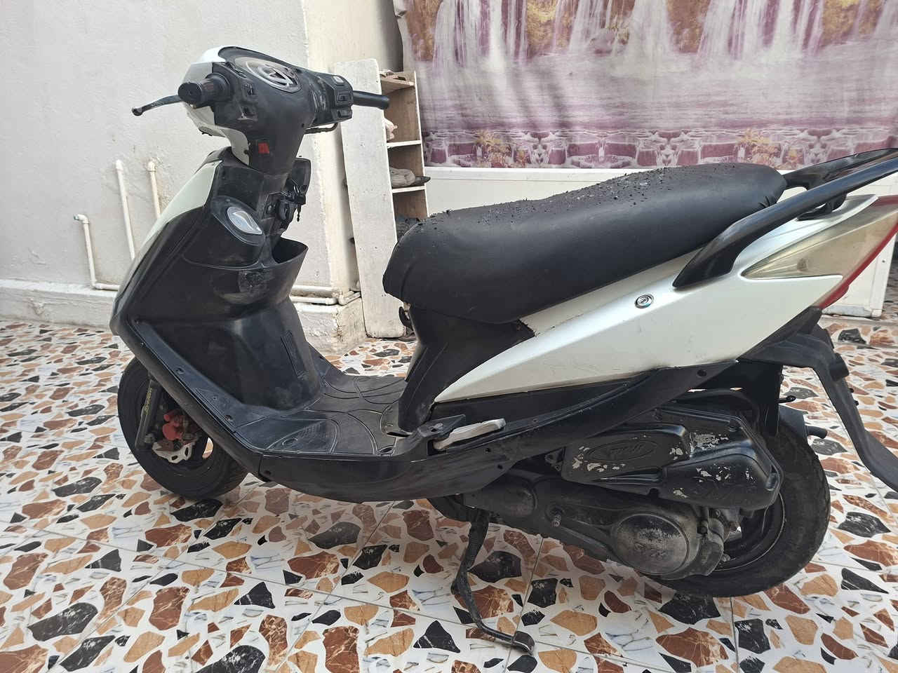 مكلف بالنشر. ٢٠٠ الف 
للبيع سايم جي تي شغال بس متروكه نضيفه حيل للبيع بيهه تبخير ونقص بطاريه للعلم كابريتر مو نوزل اني ماريد اصلح ابيع على وضعهه للاستفسار اكثر ***********
