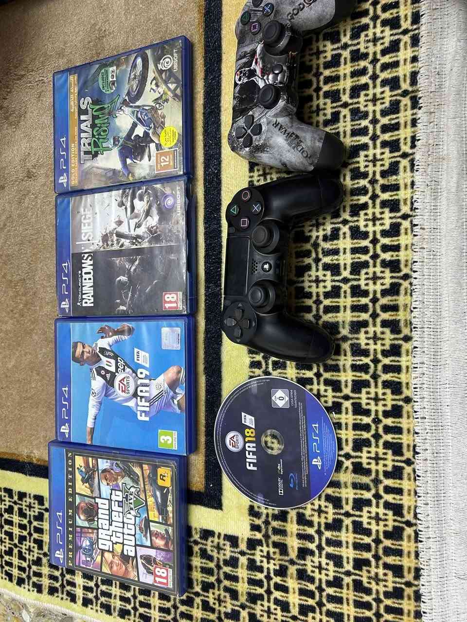 PS4 سلم جهاز جديد ما مستخدم قليل كلش ذاكرة 1 تيرا ويا خمسة اقراص وثنين جوستك وحده اصليه مال جهاز والثانيه تجاريه نظيفة كامل ملحقاته وكارتونه سعر 320 وبي مجال حك الجيه ***********
