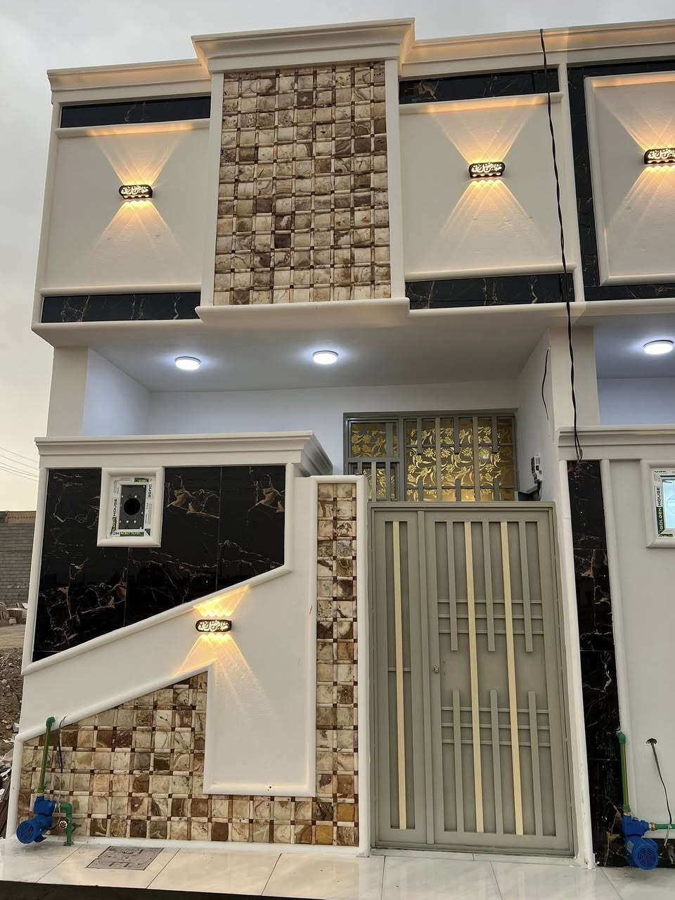 ياالله الهم صلي على محمد وال محمد يوجد لدي بيت مساحة 50متر طابق واحد بناء طابوق جمهوري بي غرفة وصالة ومطبخ وصحيات عدد 2كافه الخدمات ماء وكهرباء ومجاري وتبليط طابو زراعي قرار محكمة البيع مباشر مع صاحب الارض موقع البيت كربلاء مجمع الإبداع قرب جامعة العميد بصف علوه المخضر يصلح سكن او حسينيه للزوار بيع نقد فقط الاستفسار 
***********
***********
واتساب موجود
