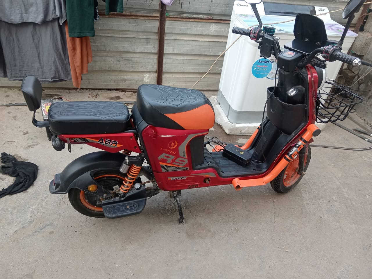 السلام عليكم شباب دراجة R9 نظيفة للبيع سعر ٤٥٠ بيه مجال بسيط للتواصل ***********
