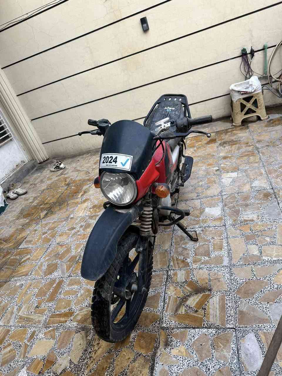 السلام عليكم دراجه بوكسر لبيع متروكه صار فتره كلشي بيه شغال أوراق كامله ***********
