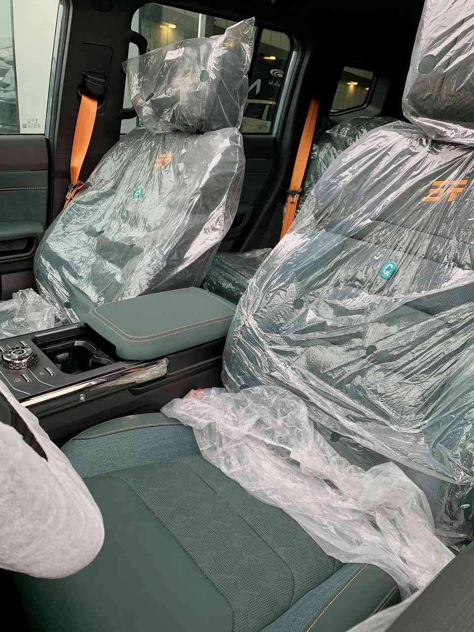 ⚜️ متوفر حاليا في معرض العماد ⚜️ 

جيتور T2 فئة لكشري موديل 2026

لون سمنتي داخل زيتوني و احزمة برتقالي 💎
️
🔹 محرك 2.0 لتر توربو
🔹 قوة حوالي 250 حصان ⚡
🔹 عزم دوران 390 نيوتن/متر 🔥
🔹 ناقل حركة أوتوماتيك 8 سرعات
🔹 دفع رباعي 4WD 🏔️

🛞 الهيكل والتصميم
🔸 تصميم قوي وجريء
🔸 ويل كب قياس 20 
🔸 ثبات عالي على الطرق السريعة والوعرة

🪑 الداخلية والتكنولوجيا
✨ شاشة عدادات رقمية
✨ شاشة وسطية كبيرة تدعم ابل كار & اندرويد اوتو
✨ نظام صوتي SONY 🎶
✨ شحن لاسلكي 📱
✨ مقاعد مريحة + خامات فاخرة

🛡️ أنظمة الأمان
✔️ التحكم بالثبات
✔️ مراقبة النقطة العمياء
✔️ تحذير مغادرة المسار
✔️ مكابح طوارئ أوتوماتيكية
✔️ حساسات + كاميرا 360° 🎥

🔧 ضمان لمدة 10 سنوات أو 1.000.000 كم 🪛

العنوان : بغداد / معارض البياع / مدخل المعارض الرئيسي / الشارع الوسط - معرض العماد 

المبيعات : *********** / الادارة : *********** 

#جيتور #Jetour_T2 #جيتور_T2 #لكجري_بلس #دفع_رباعي #سيارات_2026 #سيارات #سيارات_فخمة #عروض_السيارات #العراق 🇮🇶
