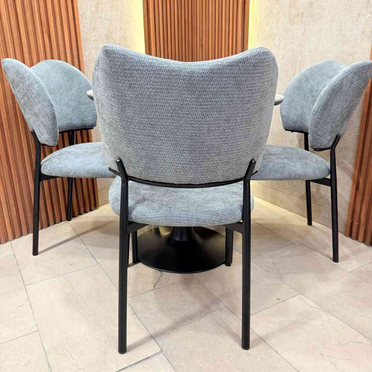 ميز طعام 4 كرسي السطح رخام مزجج قياس الميز 80 سم 
رجل الكرسي حديد صبغ حراري 
الدوشمه مخمل مقدف وتر پروڤ
السعر 210 الف


**إذا كنت صاحب هذا الإعلان وتريد حذفه لأي سبب، رجاءا أرسل رسالة إلى الدعم الفني**