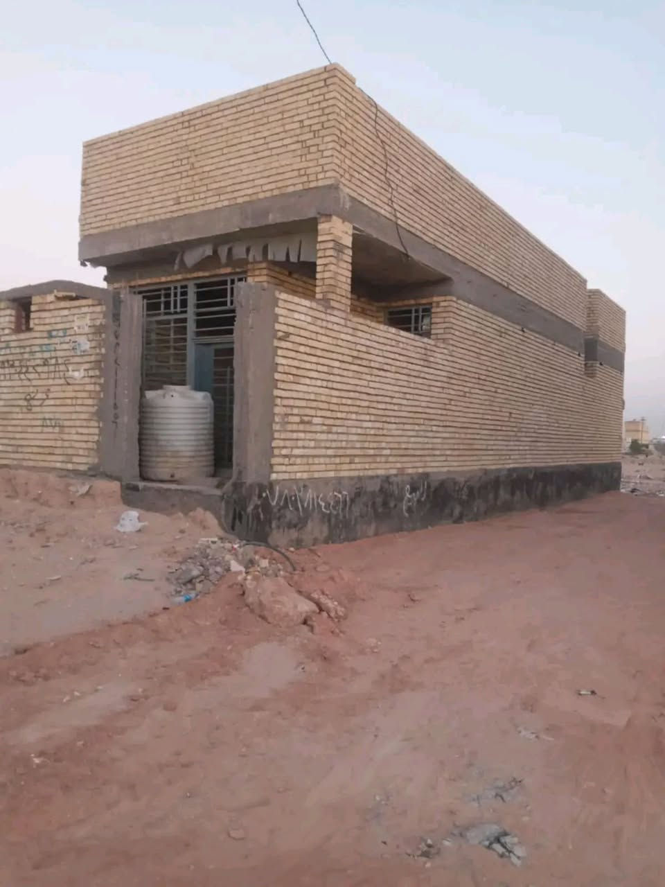 السلام عليكم بيت للبيع في حي النداء قرب شارع قمبر مساحه ١٠٠ متر صب كونكريت طابوق نهروان حداديه تسكام بناء درجه اولى بسمي على شارع 15 قرب شارع 30 البيت عايز تشطيبات بسيطه السعر 70مع مجال للاستفسار اكثر الاتصال على الرقم ***********
