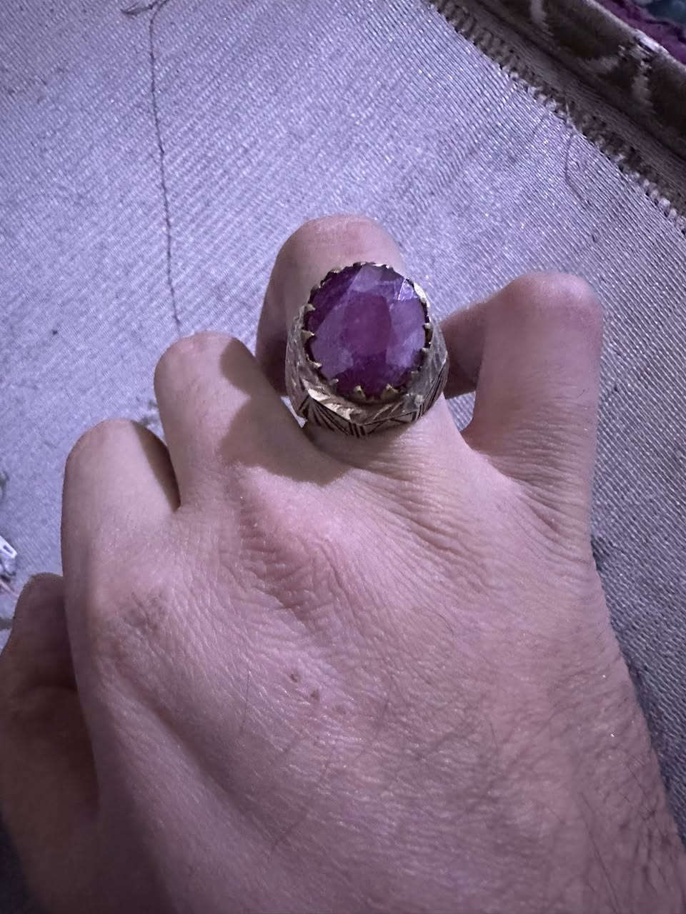 ياقوتات للبيع لياقوت لجبيره مزغرهه على قياس اصبعي للسعر 150الف عنواني بغداد مدينة لصدر***********
