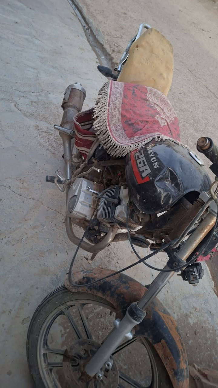 سلام عليكم دراجه للبيع شغاله نكره سلف 
مكينه خير من الله شلعه فول بدون أوراق سعر 180وبيه مجال مكان ديالى الخالص الاستفسار ***********
