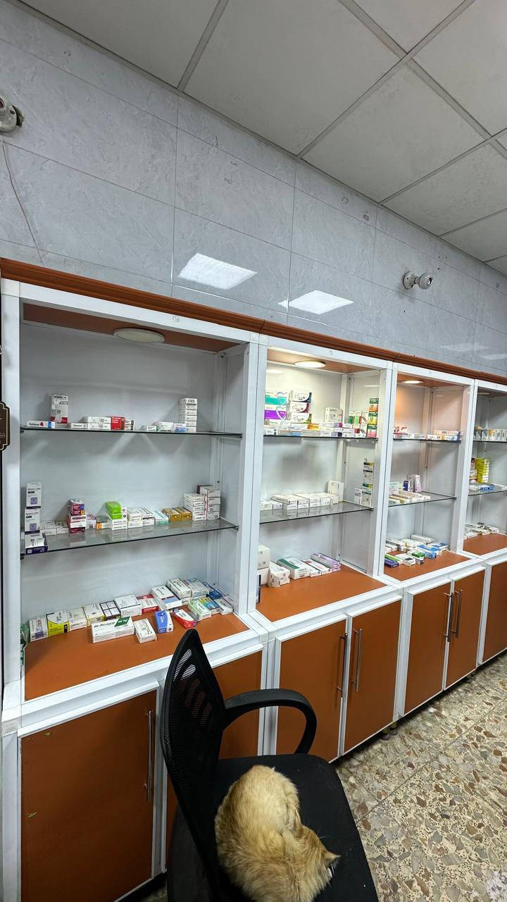 مستلزمات صيدليه للبيع تحتوي عله رفوف عدد17 وكراسي 4 وثلاجه وميز (المكان بغداد )للاستفسار رقم الهاتف ***********
