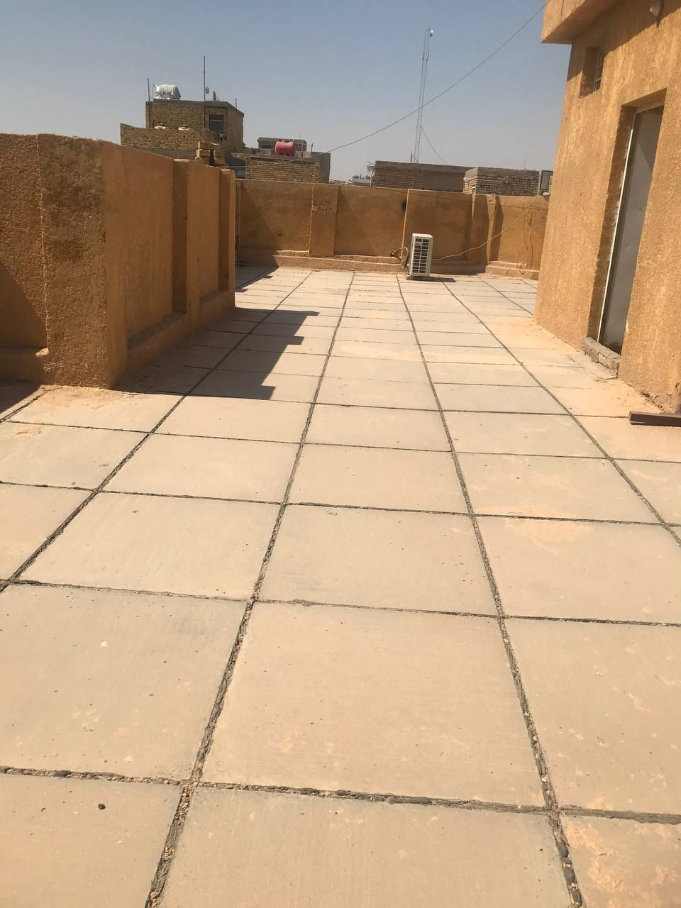 السلام عليكم بيت للبيع واسط حي الحكيم شارع فران الهادي يحتوي على غرفتي النوم وصاله واستقبال وصحيات وطرمه وكراج وحديقه البنات طابوك كامل خدمات من ماء وكهرباء ومجاري مرقم من قبل لبلديه سند 25 مساحه لبيت 200مترسعره 65وبي مجال لمراجعه دلاليه سيد حيدر ***********
