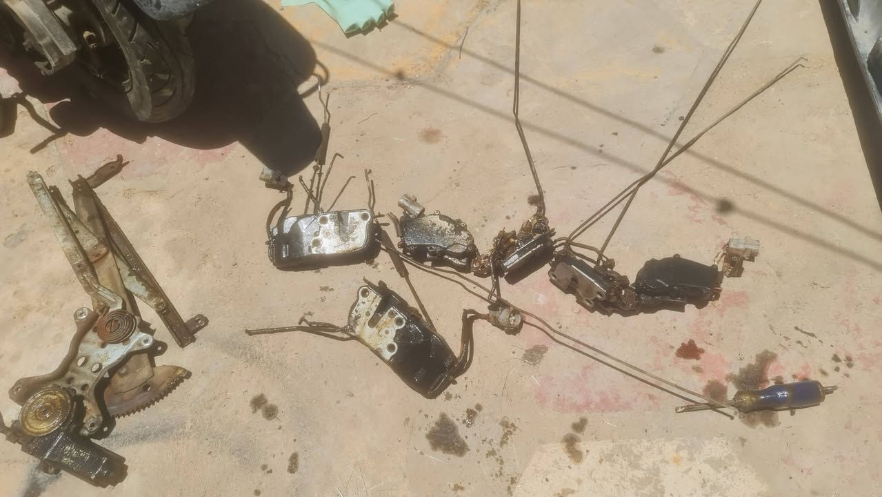 سلام عليكم غراض ارنب للبيع ***********البصره
يدات باب 4 داخليه 40الف
يدات باب خارجيه 4 60الف 
مواطير جام 3السعر75الف
قفالات باب4السعر100الف
جام البيبان عدد6السعر100الف
مسطره بخاخات 2500السعر60الف
كيس امامي محرك3000فيفيتي25الف
بيبان عدد4فارغات السعر100
بنيد 75الف
غبق جنطه75الف
جاملغات 2السعر50
واتر بم 2500السعر25
ديلكو2500السعر50شغال 
مرايات باب جانبيه السعر40
