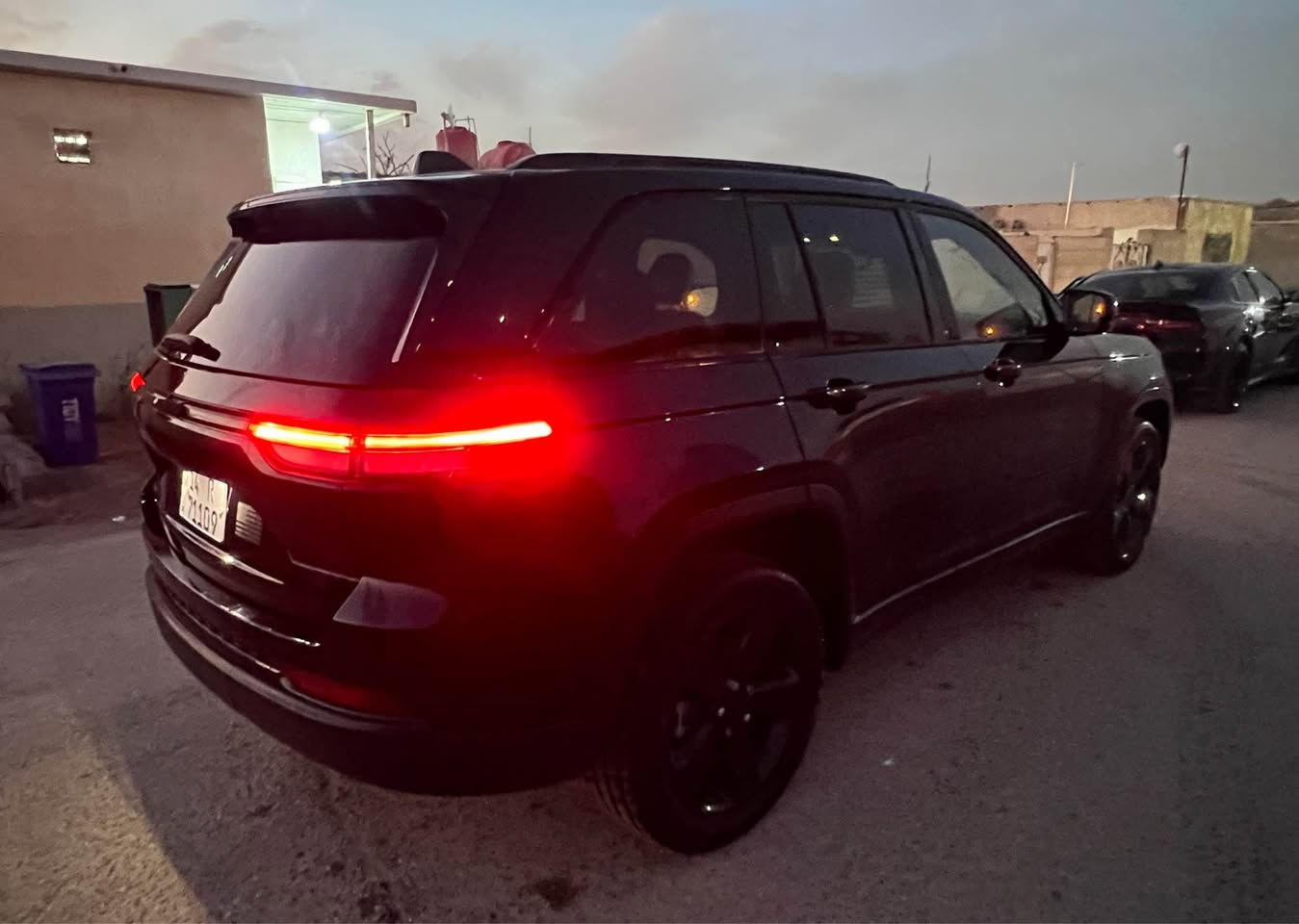 جيب گراند شيروكي 2023  5 راكب لون اسود محرك 3600
السيارة ماشية 43km فول مواصفات 
رادار امامي* نقطة عمياء *شفتات ستيرن *كشنات كنتارة وجلد *شاشة كبيرة كار بلي *شحن لاسلكي *كير طيارة *فتحة سقف سلايت
الضرر جاملغ وبنيد مثل ما موضح بالصوره مصلح وكامل  
السيارة رقمها بصرة 
رقم الشاصي /1C4RJHAG2PC647068
السعر 265$
العنوان /البصره 
الرقم/*********** البصرة, العراق
