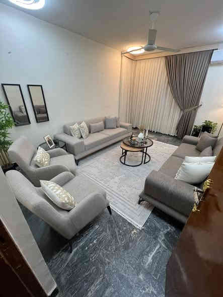 بيت للبيع ١٢٥ متر واجهه ٦ وربع ونزال ٢٠ ثلاث طوابق 
كراج مدخلين مطبخ وصاله وحولي وحمام وغرفه ومنور
طابق ثاني غرفتين وحمام وحولي 
طابق ثالث غرفتين وحمام ومطبخ وسطح 
ارضيه سيراميك واجهه حجر خدمات كامله 
الموقع الغزالية شارع المركز مربع شهد 
للاستفسار مكتب المشجر للعقار بداية شارع المشجر مقابيل محطة
***********
***********
***********
