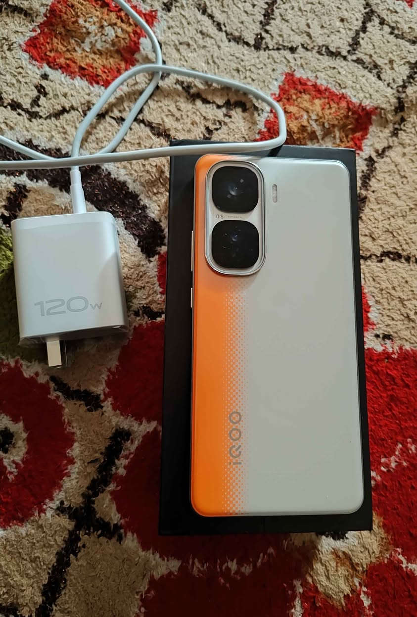 سلام عليكم جهاز  جديد كامل الملحقات 
ما مستخدم قليل  
 
 iQOO Neo10

ذاكرة تخزين 512 جيجابايت (UFS 4.0) 
فائقة السرعة.
الرام :   16 كيكا

الشاشة: من نوع LTPO AMOLED بمقاس 6.78 بوصة، تدعم معدل تحديث 144Hz، وبدقة 1.5K، مع تقنيات حماية العين المتقدمة وسطوع يصل إلى 4500 شمعة
.
البطارية والشحن: بطارية ضخمة بسعة 6100 مللي أمبير، تدعم الشحن السريع بقوة 120 واط (يشحن من 1% إلى 100% في أقل من 30 دقيقة).

الكاميرا:
الخلفية: أساسية 50 ميجابكسل بمستشعر (Sony IMX921) مع مثبت بصري OIS، وعدسة واسعة 8 ميجابكسل.
الأمامية: بدقة 16 ميجابكسل.
النظام: يعمل بنظام Android 15 مع واجهة OriginOS 5.

السعر 575 وبيه مجال للشراي

مكاني بغداد مدينه الصدر

هذا رقمي.   *********** بغداد, العراق
