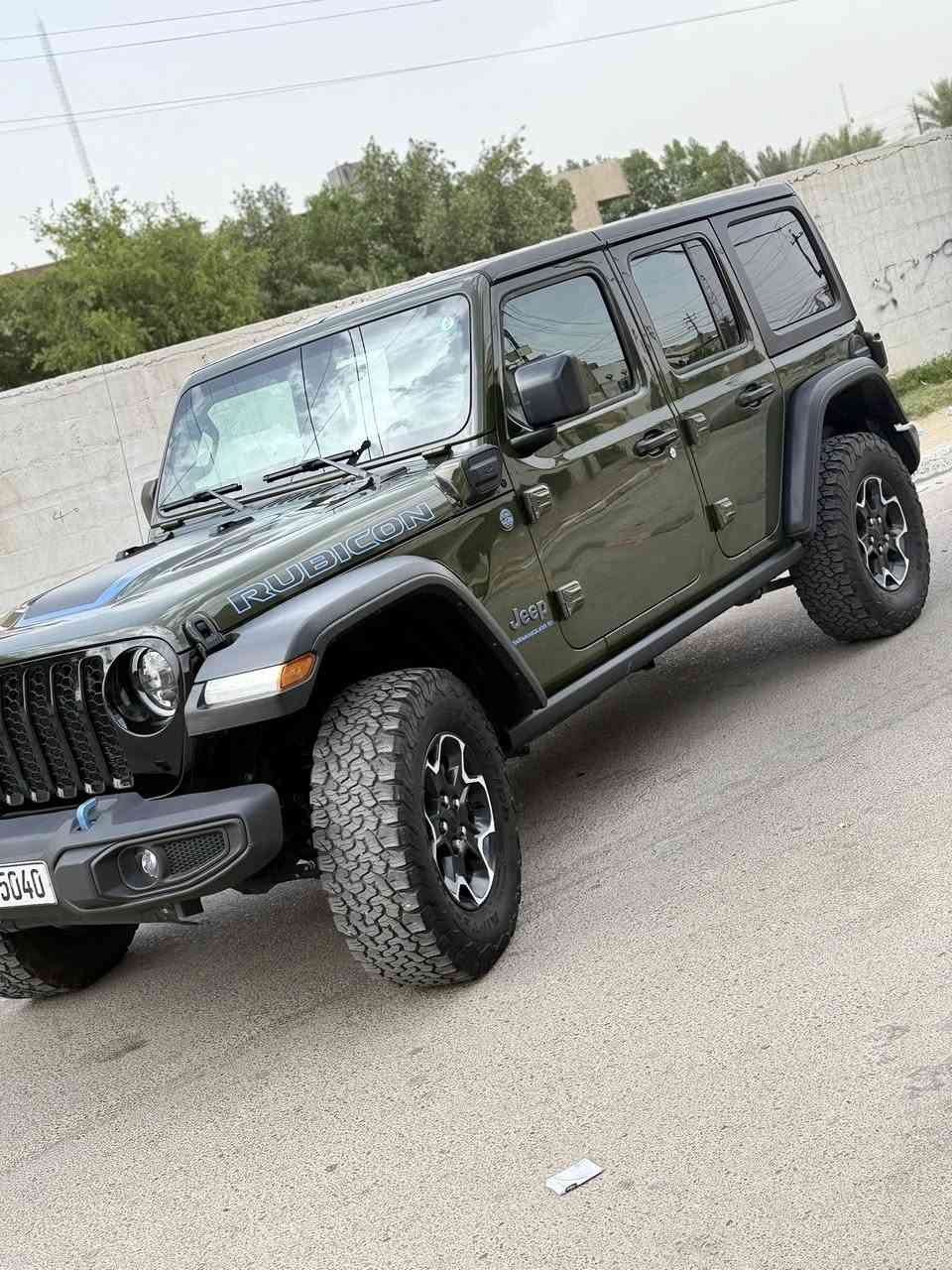 ﷽
السلام عليكم  شباب جيب هايبرد  (رابيكون) اعلى فئه 
‏ Jeep RUBICON 4Xe 2.0L 4
                        
موديل 2023 لون مميز زيتوني و اسود

 حجم المكينه : 2000  تيربو + هايبرد + بلك ان 

المسافه المقطوعه :  17 الف مايل

الحادث : كلين بدون حادثر صعه بالبنيد و باب السكن   الحافه مالته فقط بيه صبغ على كدهن.   

حالة اليرباك : دركه فقط طاك

#المواصفات

معروفه مواصفات رايبكون 
قماره تتفصخ تصير كشف
3 انضمه بانزين هاي برد و كهرباء
لايت زنون اصل
بك لايت زنون اصلي
سستم صوت الباين
فندر عالي
فور ويل 4X4 لو كير
شاشه كبيره كاربلي
حساسات اطارات
كامره خلفيه
كشنات تدفئه
استيرن تدفئه
قفل اكسل امامي خلفي
تايرات فالكون

#السعر : الطلب في التعليقات سيأتي إليك مباشرة 

مكان السياره : بغداد الزعفرانيه
☎️*********** بيه وات ساب 
راسلني وات ساب ادزلك صور الحادث

