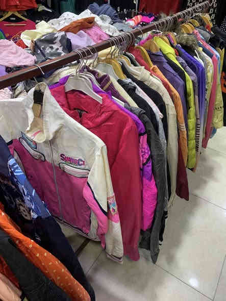 جلى ناو ئه م دوكانه بو فروشتن  باله ى ئه وروپيه هه موى به يه كه وه له سليمانيه ***********
