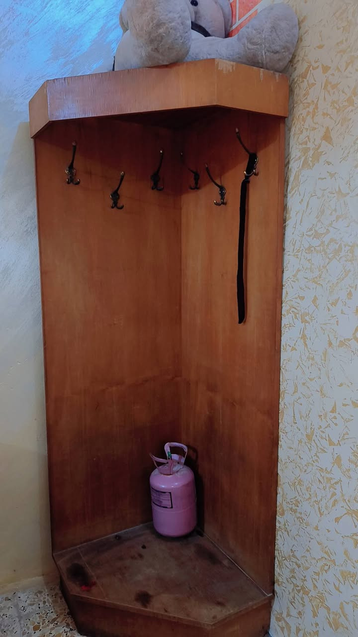 سلام عليكم غرفة نوم عراقي للبيع خشب ثقيل شغل درجة اولى قديم يحتاجلها ترتيب وصبغ الخشب من جوة نضيف 
السعر٦٠٠ وبيها مجال مكاني بغداد الحسينية 
***********
