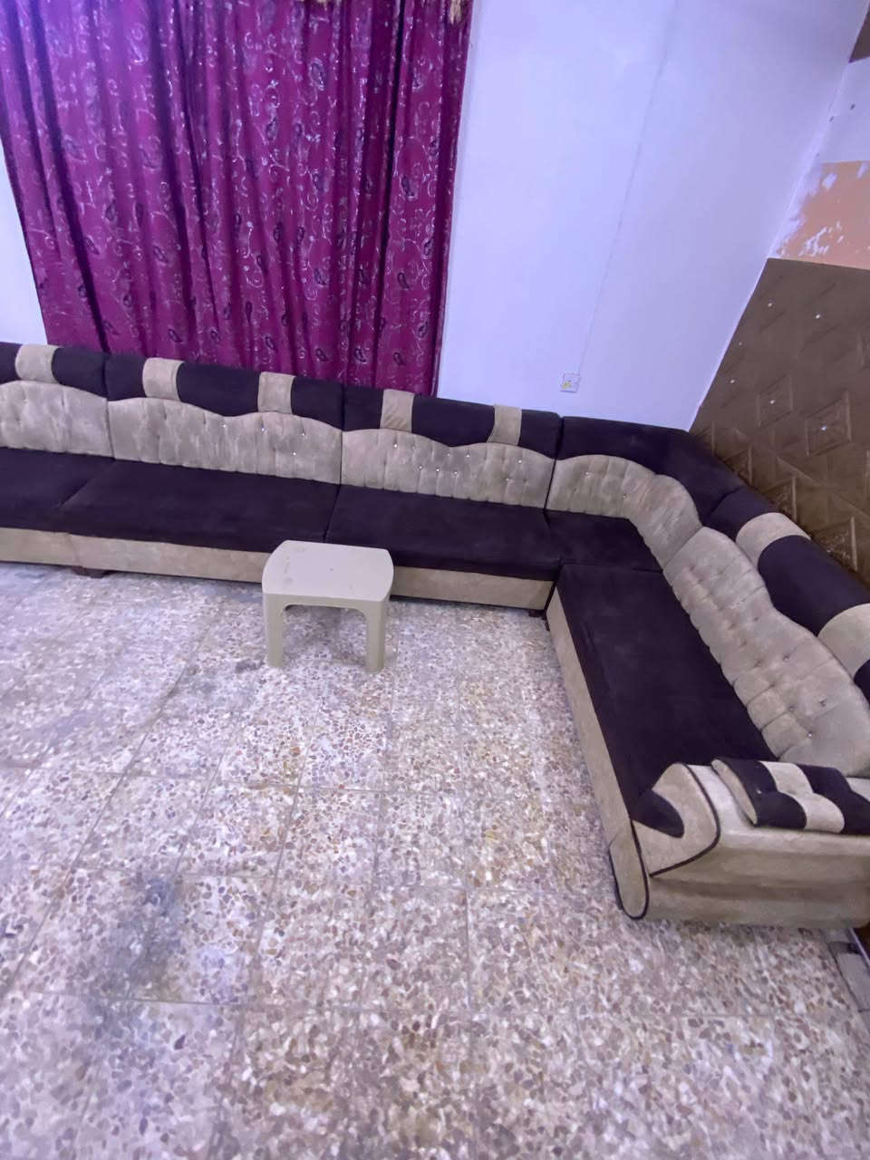 سلام عليكم ... تخم للبيع نضيف الطول 10 متر ..12 مقعدسعره 250 المكان كرمة علي .اللطيف  لمزيد من التفاصيل الاتصال ***********
