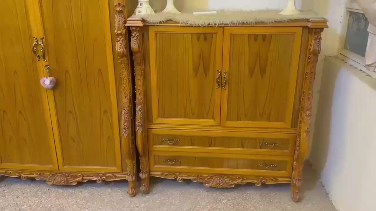 السلام عليكم عندي الغرفه اخشاب جديده تفصال  السعر مليونين مكاني الشعلة ***********
