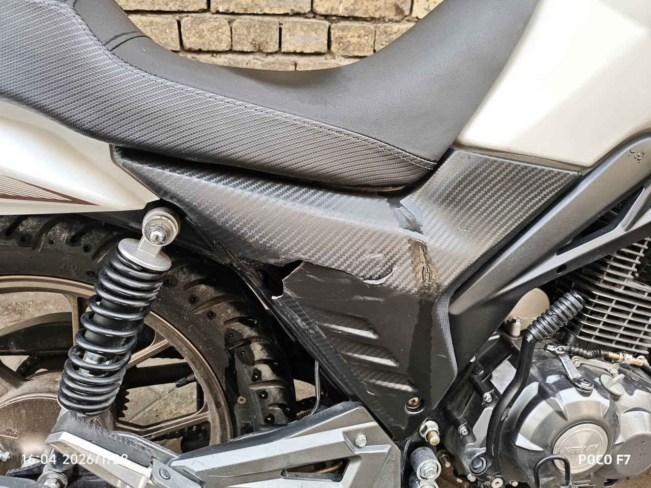 السلام عليكم
دراجة RK200 للبيع 
مكفولة من كلشي بس الكسر الموضح بالصورة ماشية اربعطش الف وخمسمية 
تبديل دهن كل الف وخمسمية دهن امزويل 
مكاني بغداد مدينة الصدر 
عارضهة بمليونين وستمية بيهة مجال 
رقم التليفون ***********
