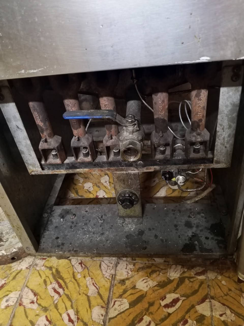 سلام عليكم غراض مطعم للبيع المكان مدينة الصدر قطاع 79 ***********=التواصل
