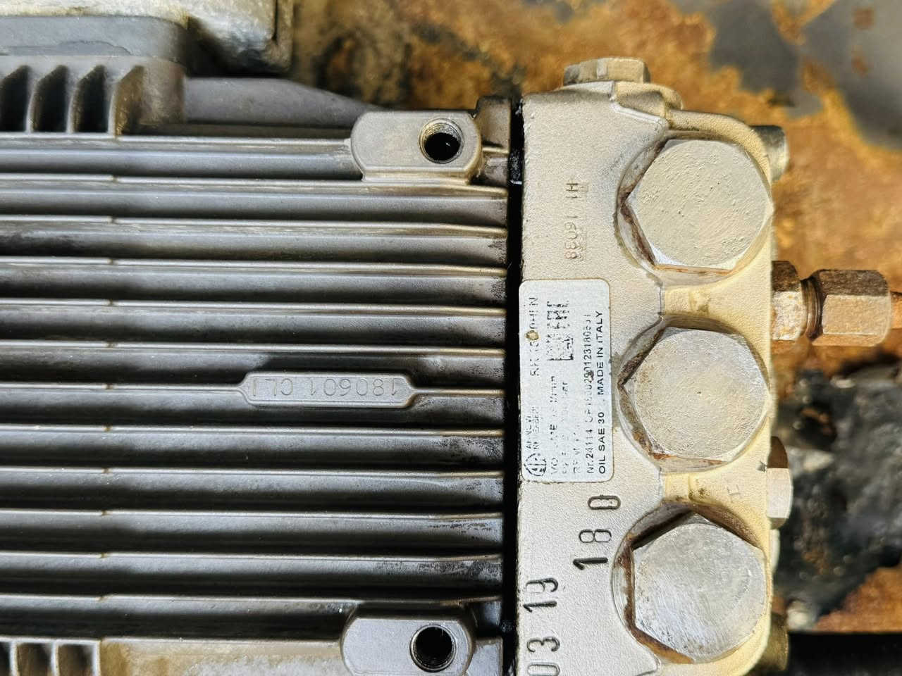 مضخة إيطالية 250 بار ماء حار 
ماطور 5 ونص ثري فيز 
نظيف جدا وكل أجزاها كامل واي نقص مابيها 
تحتاج ترتيب كهربائيات فقط  لان لعبو بالبورد ابيع على وضعها 
مكاني بغداد 
***********
