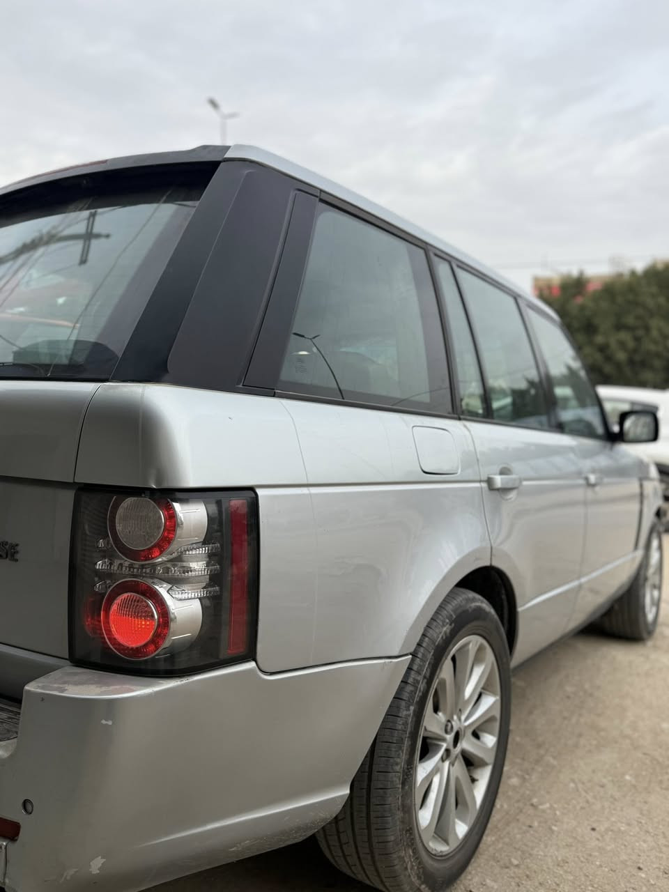 السلام عليكم سياره رانج روفر موديل 2007محدث2010سياره حلوه ومرتبه ماناقصه شي محرك 8Vالسياره شرط المكينه وكير وحداديه سليم ضرر السيار مصبوغه حزام فقط والبنيد جارد والسيار دواخلها كلش حلوه ونضيفه رقم اربيل  
مكان السياره بابل للتواصل ***********
